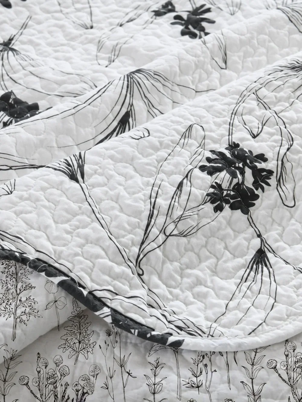 3 PIECE POLYESTER BLACK AND WHITE BOTANICAL FLORAL QUILT BEDSPREAD SET